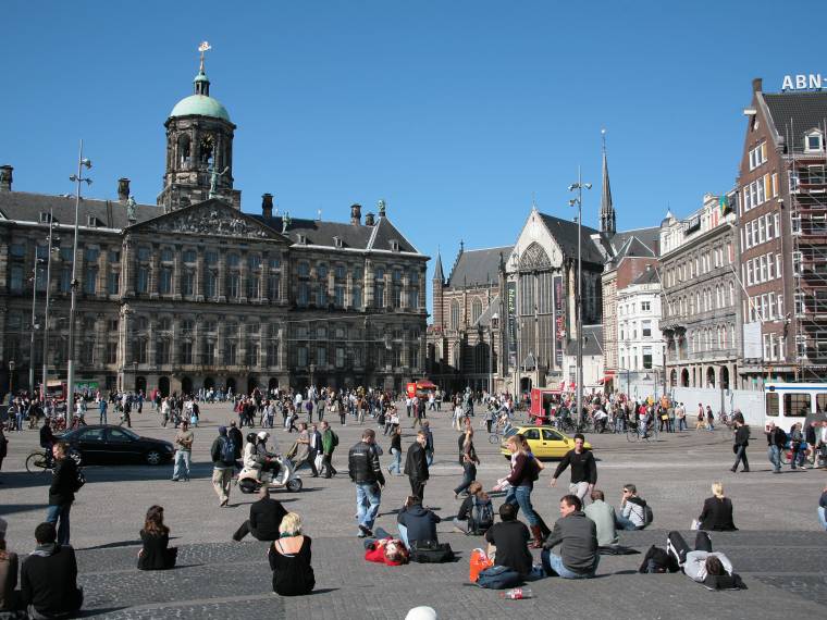 Amsterdam, le Dam avec le palais royal © Iamsterdam