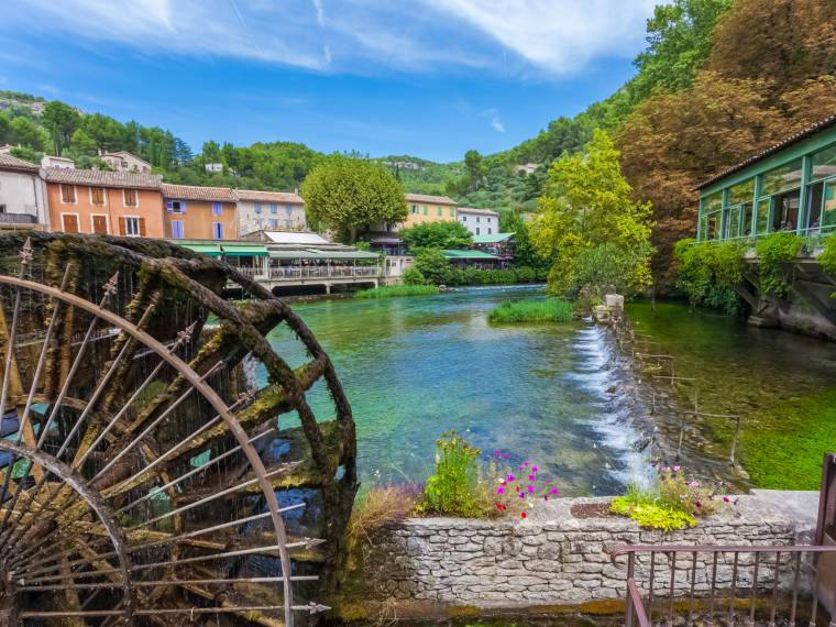 Roue à aubes, Fontaine-de-Vaucluse © Adobe Stock