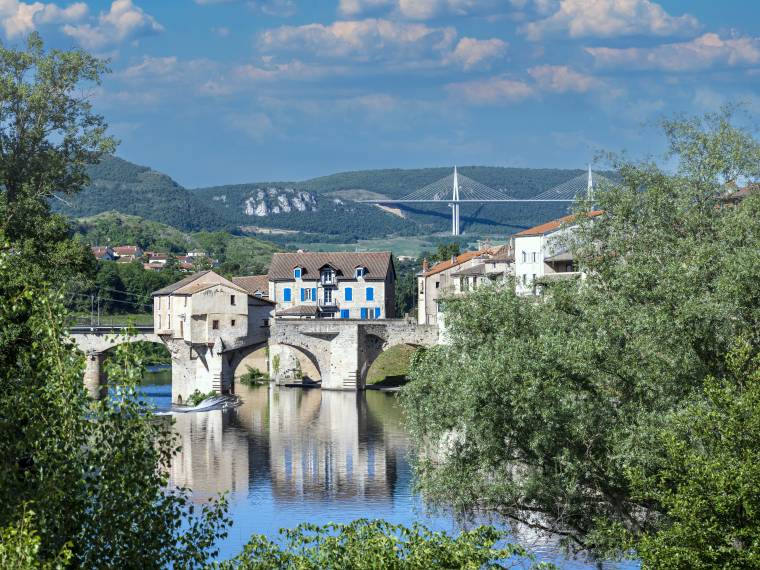 Millau et son viaduc © AdobeStock