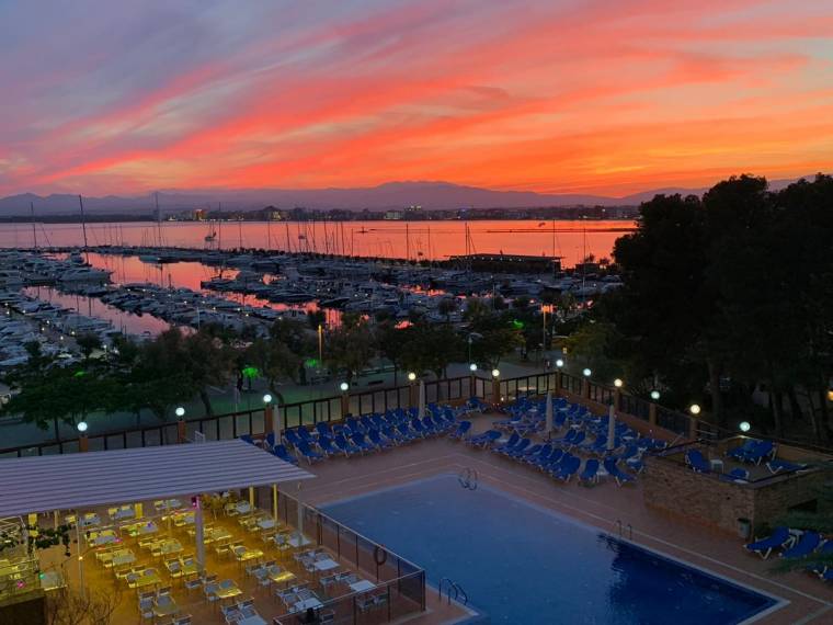 Univers ***&nbsp;<br /><span class=