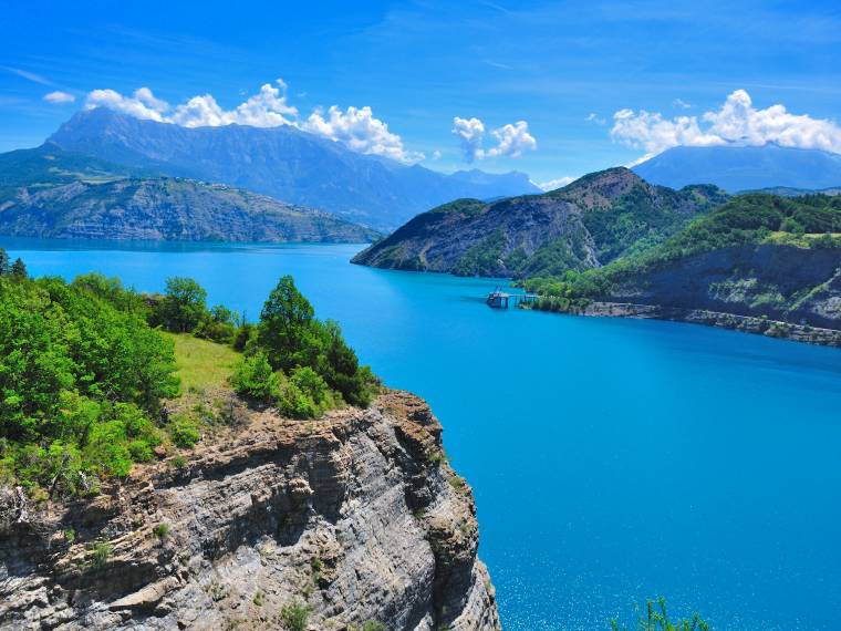 Lac de Serre-Ponçon  AdobeStock