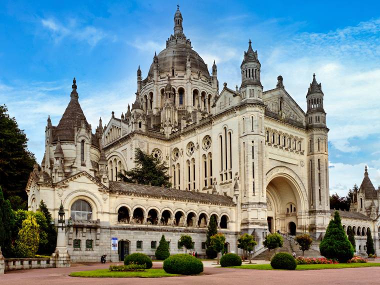 Basilique Sainte Thérèse de Lisieux © AdobeStock_333714268