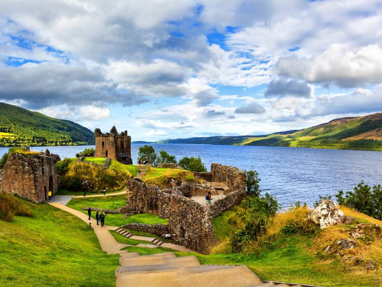 Loch Ness, Château d-Urquhart © AdobeStock_565583776