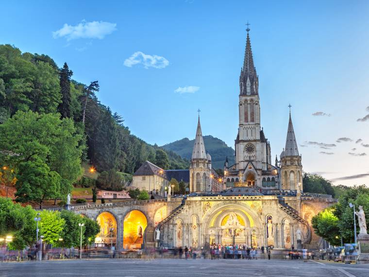 Lourdes, la basilique du Rosaire © Adoebstock