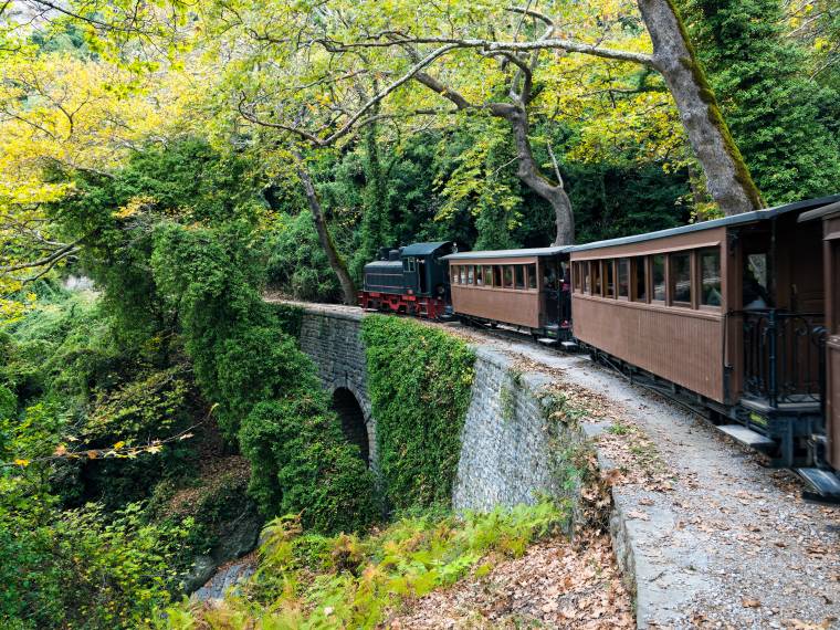 Le petit train du Mont Pélion, Grèce © AdobeStock