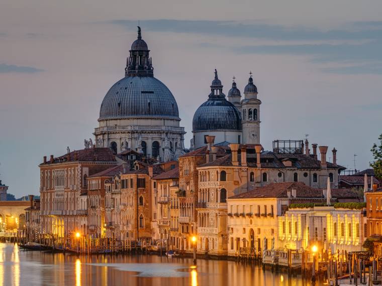 Venise by night © Envato
