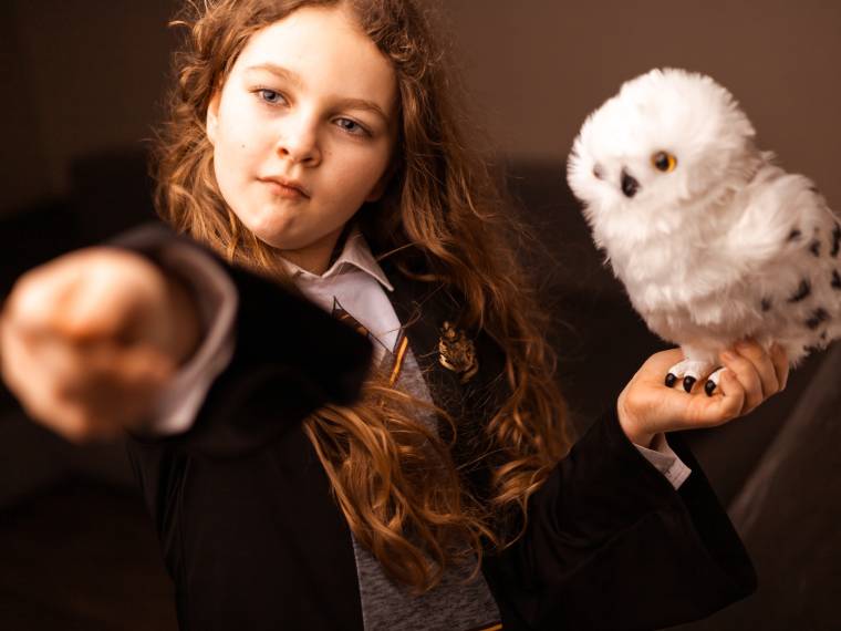 Petite sorcière avec chouette © Envato
