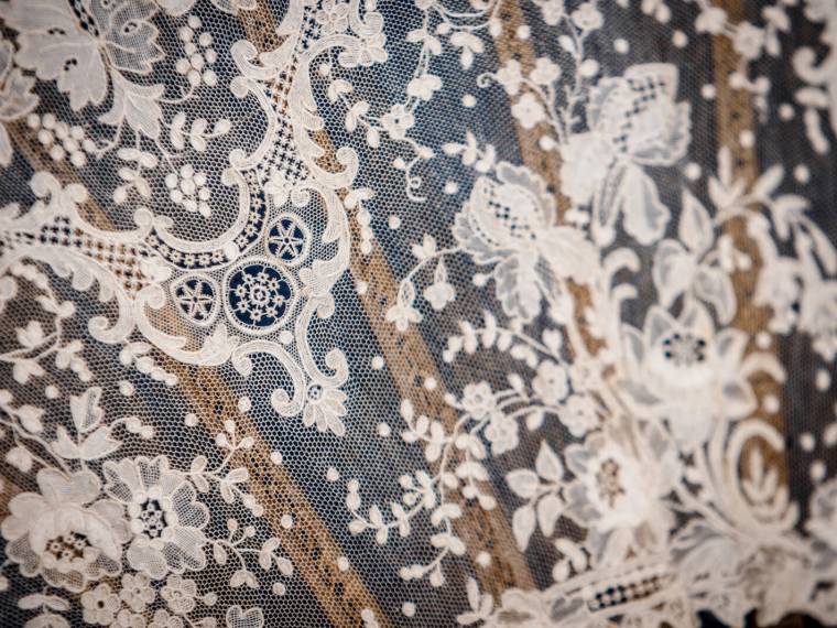 Le savoir-faire de la dentelle au point d-Alençon © Valentin Pacaut - The Explorers - Normandie Tourisme - droit au 01.01.2042