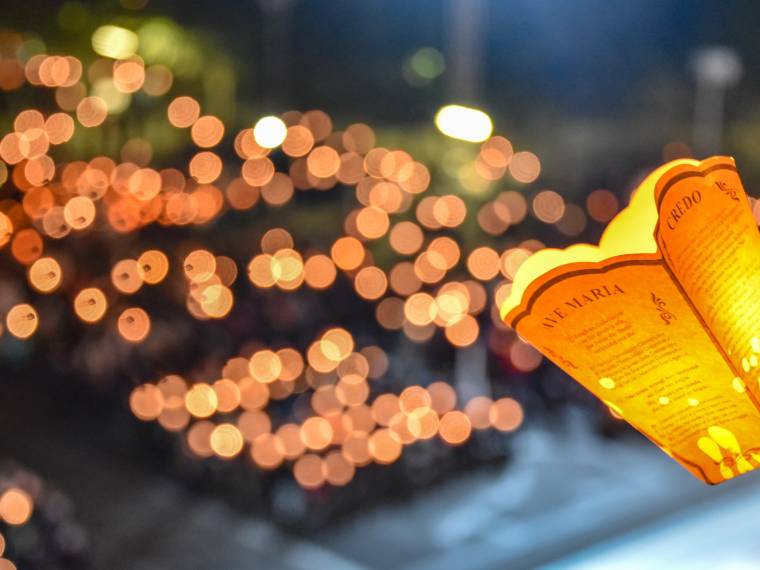 Lourdes, procession aux flambeaux © Adoebstock_2